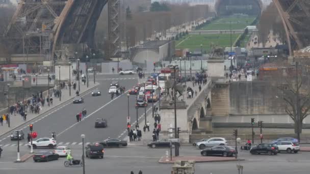 January 2023 Paris France Road Traffic Traffic Cars Pedestrians Walk — Stockvideo