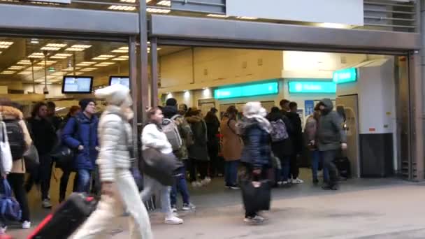 January 2023 Paris France Many People Enter Exit Subway Station — ストック動画