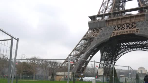January 2023 Paris France Eiffel Tower Daytime Nearby People Tourists — стокове відео