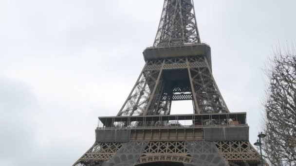 January 2023 Paris France Eiffel Tower Daytime Nearby People Tourists — Stockvideo