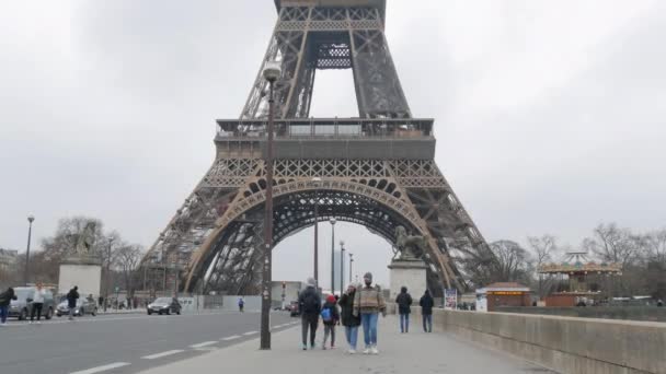 January 2023 Paris France Eiffel Tower Daytime Nearby People Tourists — Stockvideo