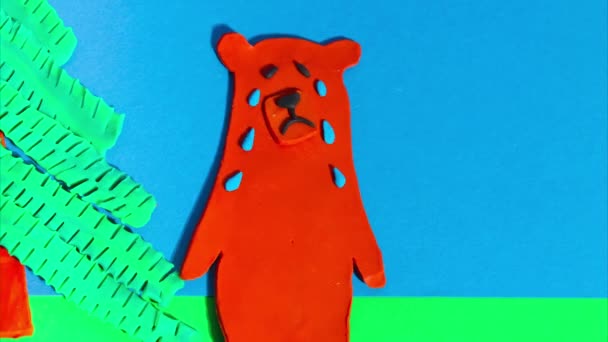 Зупинити Анімацію Руху Пластиліну Великий Коричневий Ведмідь Плаче Синьому Фоні — стокове відео