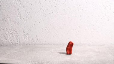 Hareket animasyonunu durdurun, plastik bir parçayı beyaz güllü kahverengi bir vazoya çevirin..