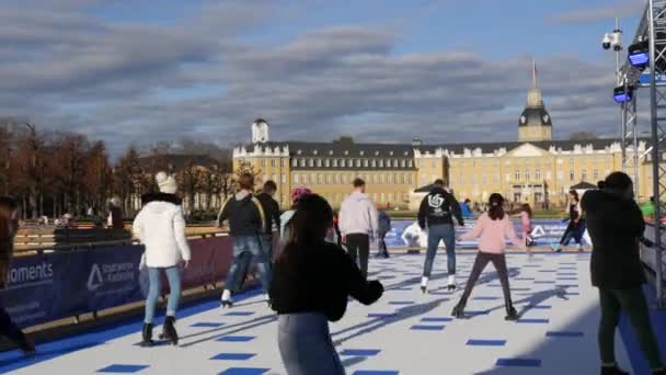 Карлсруэ Германия Января 2023 Года Люди Отдыхают Катке Фоне Знаменитого — стоковое видео