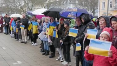 Şubat 2023 - Kehl, Almanya: Ukrayna 'yı destekleyen barış mitingi, sarı mavi bayraklı ve pankartlı insanlar savaşa karşı protesto gösterisi.