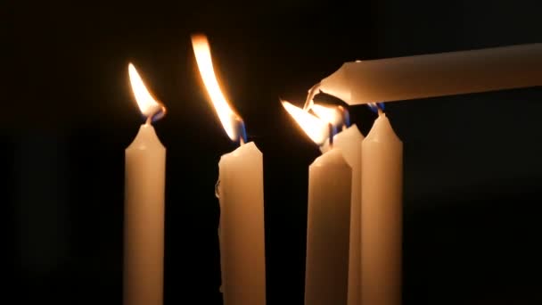 Hosszú Fehér Vallási Gyertyák Égő Lángok Éjjel Templomban Nők Kézilámpát — Stock videók