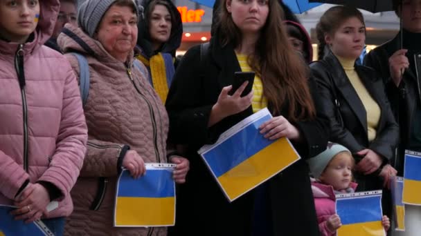 2023年2月 ドイツ ケール ウクライナを支援する平和集会のデモ 戦争に抗議する黄色の青い旗とプラカードを持つ人々 — ストック動画