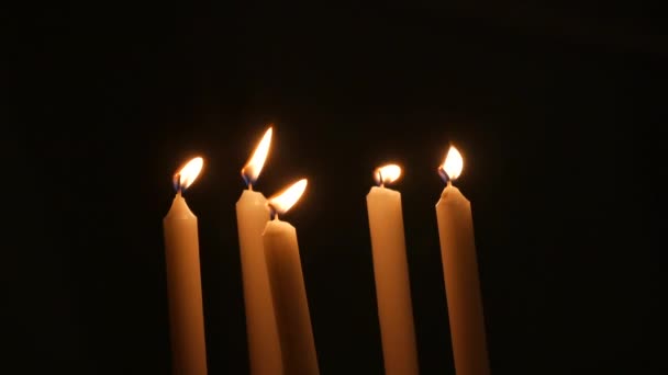 Långa Vita Religiösa Ljus Lågor Brinner Natten Kyrkan Kvinnlig Hand — Stockvideo