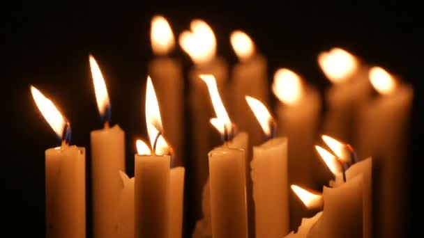 Lange Witte Religieuze Kaarsen Vlammen Branden Nachts Kerk Van Dichtbij — Stockvideo