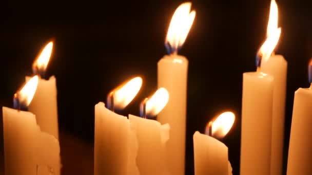 Lange Witte Religieuze Kaarsen Vlammen Branden Nachts Kerk Van Dichtbij — Stockvideo