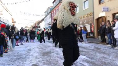 12 Şubat 2023 - Kehl, Almanya: Baden Wurttemberg 'de bahar münasebetiyle düzenlenen Rosenmontag karnaval alayındaki korkutucu ve komik kostümlü insanlar