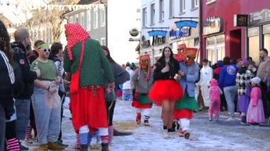 12 Şubat 2023 - Kehl, Almanya: Baden Wurttemberg 'de bahar münasebetiyle Rosenmontag karnaval alayı. Korkunç ve komik kostümlü insanlar seyircileri eğlendirir, güler, oynar, şarkı söyler..