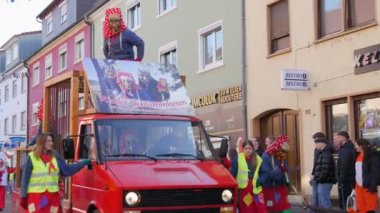 12 Şubat 2023 - Kehl, Almanya: Baden Wurttemberg 'de bahar münasebetiyle Rosenmontag karnaval alayı. Korkunç ve komik kostümlü insanlar seyircileri eğlendirir, güler, oynar, şarkı söyler..