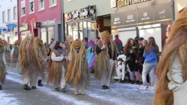 12 Şubat 2023 - Kehl, Almanya: Baden Wurttemberg 'de bahar münasebetiyle düzenlenen Rosenmontag karnaval alayındaki korkutucu ve komik kostümlü insanlar