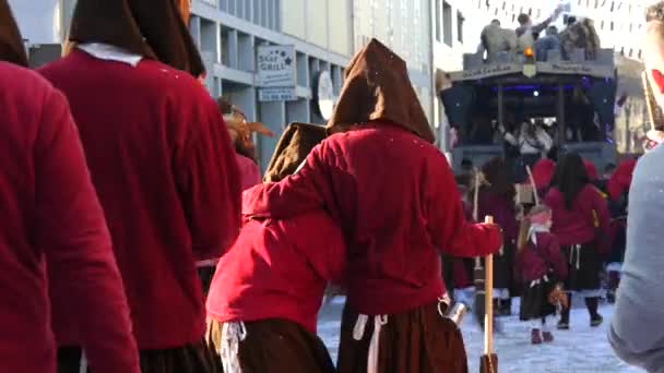2023年2月12日 ドイツ ケール バーデン ヴュルテンベルク州の春に行われるローゼンモンタグ祭のカーニバルの行列 怖いと面白い衣装の人々は 観客を楽しませ 歌います — ストック動画