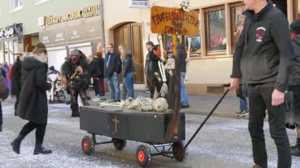 2023年2月12日 ドイツ ケール バーデン ヴュルテンベルク州の春に行われるローゼンモンタグ祭のカーニバルの行列 怖いと面白い衣装の人々は 観客を楽しませ 歌います — ストック動画