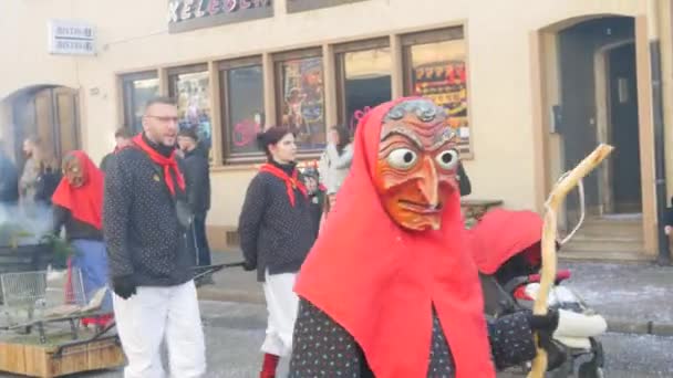2023年2月12日 德国科尔 春天在巴登符腾堡举行的罗森蒙塔格狂欢节游行中身穿恐怖滑稽服装的人 — 图库视频影像