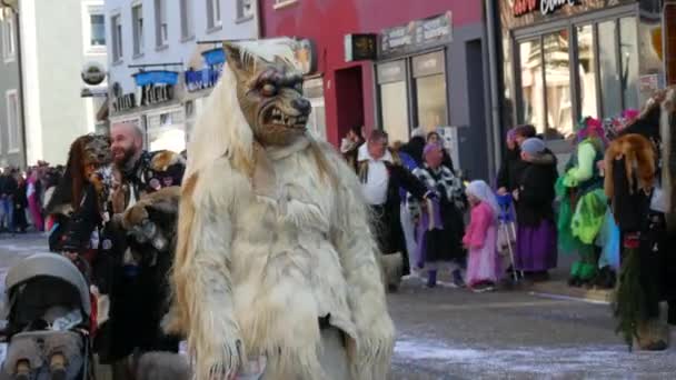 2023年2月12日 ドイツ ケール バーデン ヴュルテンベルク州の春の機会に行われたローゼンモンタグ祭のカーニバルの行列で 怖いと面白い衣装の人々 — ストック動画