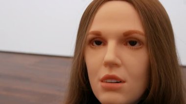 Baden-Baden, Almanya - Şubat 2023: yapay zekaya sahip robot android kadın. Yüzü, yüz ifadeleri, göz hareketleri kız gibi. Sergi insansı transformatörleri kapatın..