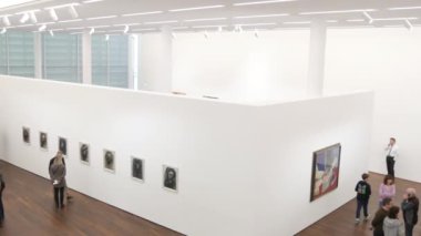 BADEN-BADEN, GERMANY - Şubat 2023: Modern sanat sergisi, insanlar yürür ve sanat eserlerine bakar