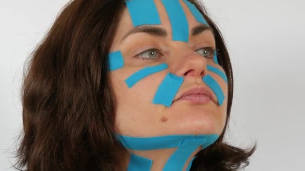 Jonge Vrouw Toegepast Lichtblauwe Kinesio Strips Taping Gezicht Voorhoofd Nek — Stockvideo