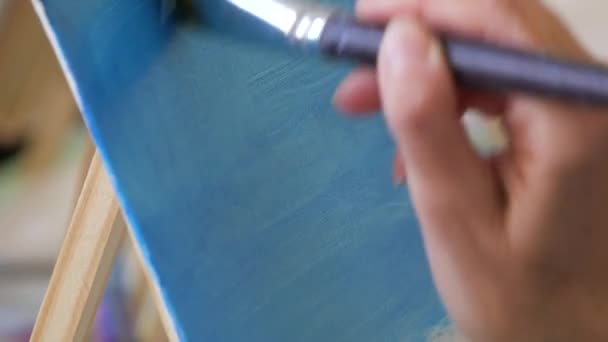 Lekcje Rysunku Artyści Ręcznie Malują Obraz Płótnie Pędzlem Pracowni — Wideo stockowe