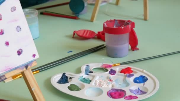 Kehl 2023年3月4日 绘图过程 调色板上的各种油漆 在艺术工作室的桌子上刷刷 — 图库视频影像