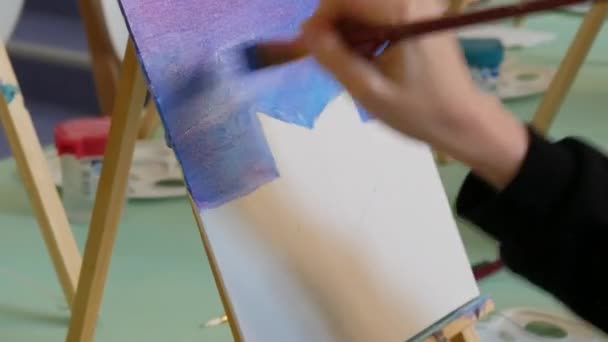 Aulas Desenho Uma Mão Artistas Pinta Quadro Uma Tela Com — Vídeo de Stock