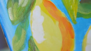 KEHL, ALMANY - 4 Mart 2023: çizim dersleri. Sanatçının biri stüdyoda fırçayla tuvale resim çiziyor..