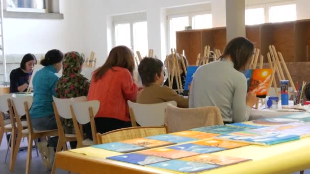Kehl Niemcy Marca 2023 Grupa Dorosłych Dzieci Uczy Się Malować — Wideo stockowe