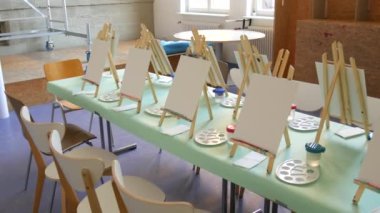 KEHL, ALMANY - 4 Mart 2023 Stüdyoda resim dersi için hazır beyaz tuvaller