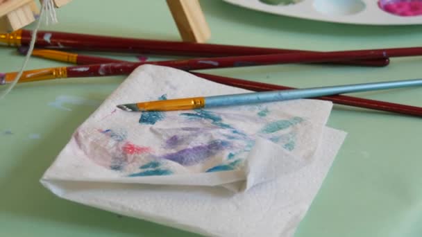 Процес Малювання Різні Фарби Палітрі Пензлі Столі Художній Студії — стокове відео