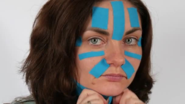 Junge Frau Trug Hellblaue Kinesio Streifen Auf Die Gesicht Stirn — Stockvideo