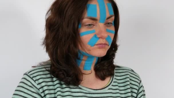 Jonge Vrouw Toegepast Lichtblauwe Kinesio Strips Taping Gezicht Voorhoofd Nek — Stockvideo