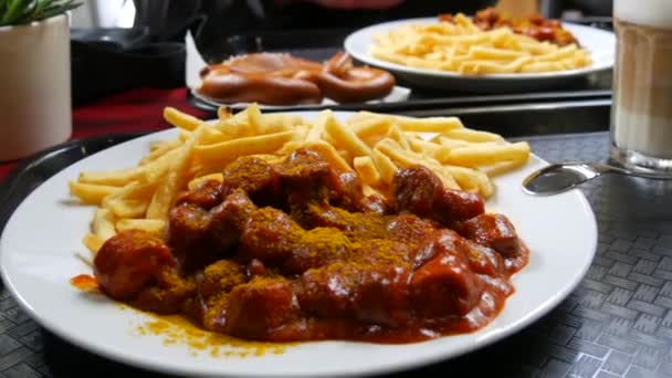 Egy Nagy Tál Curry Kolbász Paradicsomszósszal Sült Krumplival Egy Étteremben — Stock videók