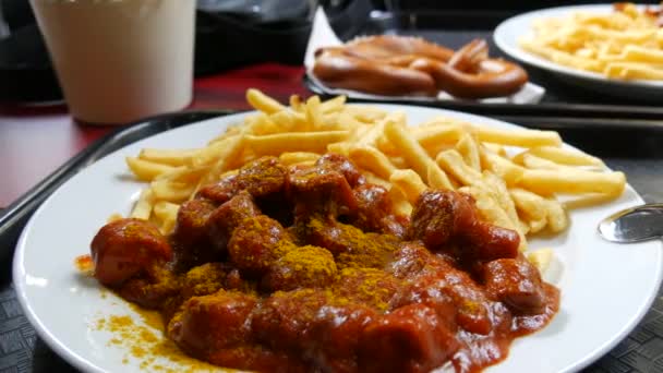 Egy Nagy Tál Curry Kolbász Paradicsomszósszal Sült Krumplival Egy Étteremben — Stock videók
