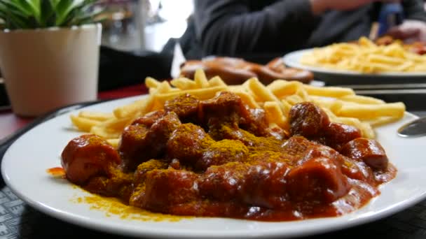 Duże Danie Kiełbasek Curry Sosie Pomidorowym Frytki Restauracji Niezdrowa Koncepcja — Wideo stockowe