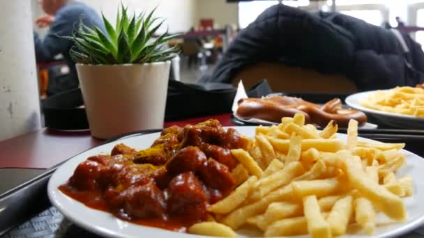 Велика Страва Каррі Томатного Соусу Картопляного Фрі Ресторані Нездорова Їжа — стокове відео