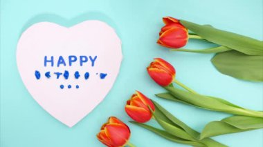 Hareketi durdurun. Anneler Günü 'nüz kutlu olsun. Mavi arka planda, taze lalelerle birlikte..