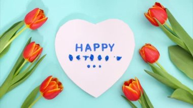 Hareketi durdurun. Anneler Günü 'nüz kutlu olsun. Mavi arka planda, taze lalelerle birlikte..