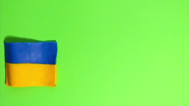 乌克兰的塑料国旗在风中飘扬在绿色铬色的背景上 复制空间 停止运动动画 — 图库视频影像