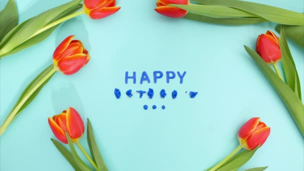 停止运动塑料动画快乐母亲节在蓝色背景上刻上新鲜郁金香 — 图库视频影像