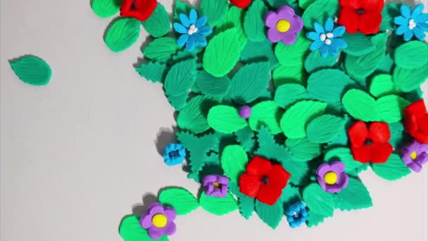 塑料停止运动动画塑料花在绿叶上绽放 复制空间 — 图库视频影像