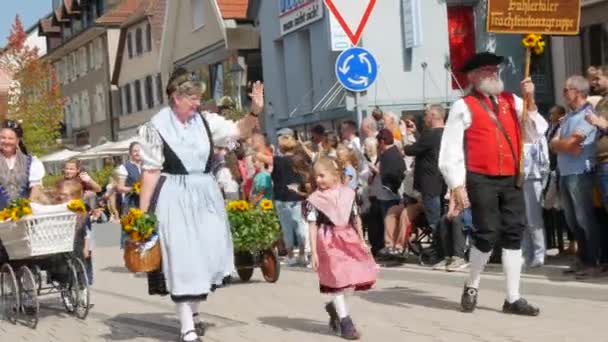 德国布尔 2022年9月11日 李子收获节 Plum Harvest Festival 节日游行 身着节日服装的儿童和成年人走在大街上 观看着 — 图库视频影像