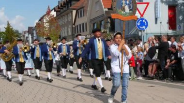 Buhl, Almanya - 11 Eylül 2022: Şehir sokaklarındaki erik hasadının onuruna düzenlenen şenlik geçidi. Eskiler gibi giyinmiş insanlar geçit töreninde buğulanıyor, sokaktaki seyirciler izliyor..