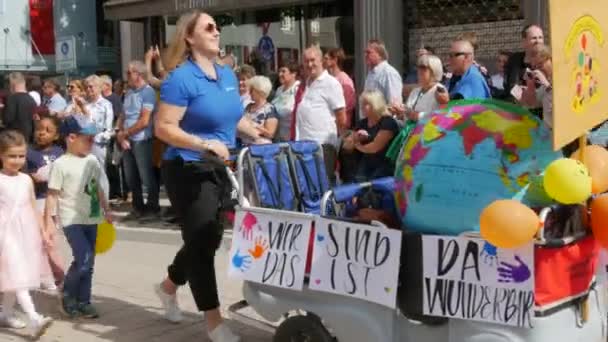 Buhl Tyskland September 2022 Plommonskördefestivalen Festlig Parad Festligt Klädda Barn — Stockvideo