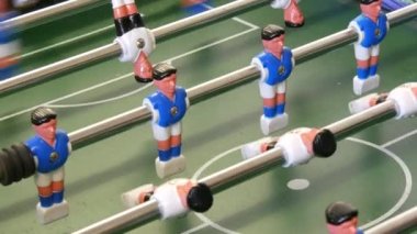 Masa langırt futbolu. Spor takımı futbolcuları maçı. Standart oyun oynamak için masa futbolu. Kırmızı ve mavi futbol oyuncuları minyatür bebekler retro oyunlar. Spor eğlencesi ve eğlence için..