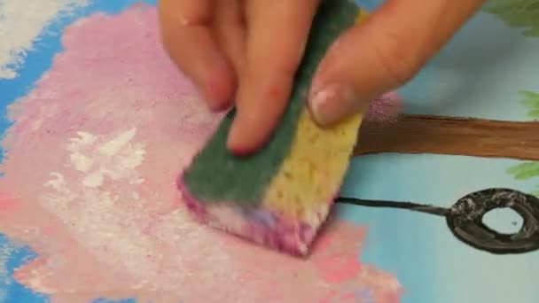 Kehl Germany 2023年3月11日 白いキャンバスに絵を描くアーティストの手は 絵のクラスでスタジオにピンクの塗料でスポンジでストロークを描きます — ストック動画