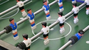 Masa langırt futbolu. Spor takımı futbolcuları maçı. Standart oyun oynamak için masa futbolu. Kırmızı ve mavi futbol oyuncuları minyatür bebekler retro oyunlar. Spor eğlencesi ve eğlence için..