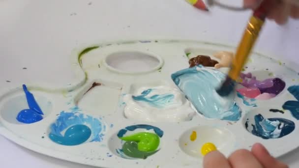 Artista Mezcla Pintura Azul Con Pincel Una Paleta Estudio Dibujo — Vídeos de Stock
